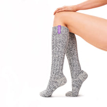Load image into Gallery viewer, SOXS Dames High Mystical Purple Anti-Slip Yoga, met motief, zijn ideaal voor een yoga sessie. SOX3114, deze kniesokken hebben een paars label. Door een combinatie van traditioneel schapenwol en moderne technologie heeft SOXS een wollen sok ontwikkeld die niet kriebelt. 100% anti-prikgarantie, met deze sokken heb je geen last meer van koude voeten.