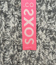 Load image into Gallery viewer, SOXS Dames High Bubble Gum, SOX3110, deze kniesokken hebben een roze label. Door een combinatie van traditioneel schapenwol en moderne technologie heeft SOXS een wollen sok ontwikkeld die niet kriebelt. 100% anti-prikgarantie en met deze sokken heb je geen last meer van koude voeten.