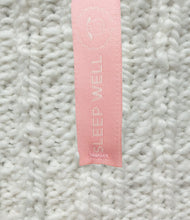 Load image into Gallery viewer, SOXS Dames Medium Sleep Well Offwhite, SOX3307 bedsokken, deze sokken hebben een roze label. Door een combinatie van traditioneel schapenwol en moderne technologie heeft SOXS een wollen sok ontwikkeld die niet kriebelt. 100% anti-prikgarantie en met deze sokken heb je geen last meer van koude voeten.