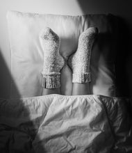 Load image into Gallery viewer, SOXS Dames Medium Sleep Well Offwhite, SOX3307 bedsokken, deze sokken hebben een roze label. Door een combinatie van traditioneel schapenwol en moderne technologie heeft SOXS een wollen sok ontwikkeld die niet kriebelt. 100% anti-prikgarantie en met deze sokken heb je geen last meer van koude voeten
