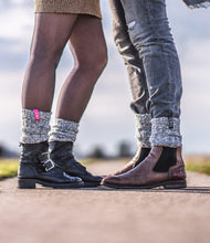 Load image into Gallery viewer, SOXS DUO Medium Bubble Gum/Jet Black, SOX3324, deze verpakking heeft 2 paar sokken, voor haar (roze label) én voor hem (zwart label). Door een combinatie van traditioneel schapenwol en moderne technologie heeft SOXS een wollen sok ontwikkeld die niet kriebelt. 100% anti-prikgarantie en met deze sokken heb je geen last meer van koude voeten.