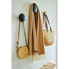 Afbeelding in Gallery-weergave laden, Sjaal van SOXS is vervaardigd van merino wol, de sjaal heeft een chocolate label. Deze zachte sjaal is verkrijgbaar in verschillende kleuren: Camel, Offwhite. Alle producten van SOXS zijn verpakt in luxe cadeauverpakkingen, leuk om als cadeau te geven of om jezelf te verwennen.