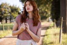 Load image into Gallery viewer, Gestreepte Top van Dame Blanche, Choke A85 Onda Green is een mooie frisse gestreepte top met fuchsia en groene kleur. Deze top heeft een zilverkleurig lurex draad dat terug komt in de ronde boord en aan de mouwen en onderband.