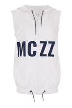 Load image into Gallery viewer, Mouwloos vest Zuzi is een sportief item uit de Maicazz zomercollectie. Het vest heeft een muts met koordje en is gemakkelijk te sluiten middels een rits. Zuzi heeft een elastische zoom met koortjes en een stoere MCZZ print. Zuzi heeft aan de voorzijde handige steekzakken en is gemaakt van sweater materiaal. Het vest valt normaal qua maat.
