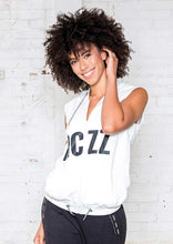 Load image into Gallery viewer, Mouwloos vest Zuzi is een sportief item uit de Maicazz zomercollectie. Het vest heeft een muts met koordje en is gemakkelijk te sluiten middels een rits. Zuzi heeft een elastische zoom met koortjes en een stoere MCZZ print. Zuzi heeft aan de voorzijde handige steekzakken en is gemaakt van sweater materiaal. Het vest valt normaal qua maat.