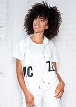 Load image into Gallery viewer, Mouwloos vest Zuzi is een sportief item uit de Maicazz zomercollectie. Het vest heeft een muts met koordje en is gemakkelijk te sluiten middels een rits. Zuzi heeft een elastische zoom met koortjes en een stoere MCZZ print. Zuzi heeft aan de voorzijde handige steekzakken en is gemaakt van sweater materiaal. Het vest valt normaal qua maat.