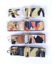 Afbeelding in Gallery-weergave laden, Bagstrap, een schouderband voor aan een tas met trendy legerprint. Deze schouderband heeft een lederen uiteinde in zilverkleur. De band is 5cm breed en is verstelbaar in de lengte. Minimale lengte is 84cm en de maximale lengte is 125cm. Schouderband Leger is in verschillende kleuren verkrijgbaar.