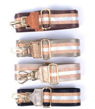 Afbeelding in Gallery-weergave laden, Bagstrap, schouderband voor aan een tas, metallic taupe . Deze schouderband heeft een lederen uiteinde in de kleur brons. De band is 5cm breed en is verstelbaar in de lengte. Minimale lengte is 84cm en de maximale lengte is 125cm. Schouderband metallic is in verschillende kleuren verkrijgbaar.