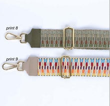 Afbeelding in Gallery-weergave laden, Groene Bagstrap, schouderband voor aan een tas met grofgaren multicolor. Deze schouderband heeft een lederen uiteinde in de kleur groen. De band is 5cm breed en is verstelbaar in de lengte. Minimale lengte , inclusief clips, is 84cm en de maximale lengte, inclusief clips is 125cm. De schouderband is in verschillende kleuren verkrijgbaar: grofgaren multicolor en grofgaren multicolor groen.