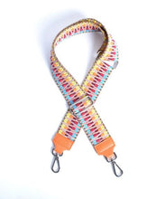 Afbeelding in Gallery-weergave laden, Bagstrap, schouderband voor aan een tas met grofgaren multicolor. Deze schouderband heeft een lederen uiteinde in de kleur taupe. De band is 5cm breed en is verstelbaar in de lengte. Minimale lengte , inclusief clips, is 84cm en de maximale lengte, inclusief clips is 125cm. De schouderband is in verschillende kleuren verkrijgbaar: grofgaren multicolor en grofgaren multicolor groen.