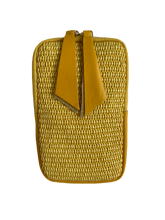 Afbeelding in Gallery-weergave laden, Geel Schoudertasje is te sluiten met een rits. Het tasje heeft een vak en een afneembare en verstelbare schouderband. Schoudertasje is verkrijgbaar in verschillende kleuren: Geel, Blauw.