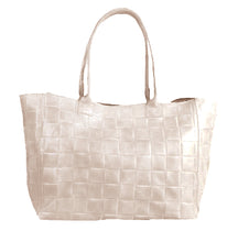 Afbeelding in Gallery-weergave laden, Crème kleurige leren tas, breed gevlochten.