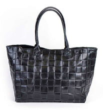 Afbeelding in Gallery-weergave laden, Zwarte leren tas, breed gevlochten.