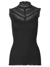 Afbeelding in Gallery-weergave laden, Zwarte Top Benita Silk & Lace van Rosemunde is een hoog aangesloten top bewerkt met prachtig kant. De top is als een mooie basis te dragen en te combineren met een Rosemunde Pullover.