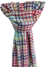 Afbeelding in Gallery-weergave laden, Sjaal Multicolor Wit is een warme sjaal met franjes. Deze sjaal is verkrijgbaar in verschillende kleuren: multicolor wit, multicolor zwart.