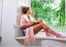 Afbeelding in Gallery-weergave laden, Sjaal van SOXS is vervaardigd van merino wol, de sjaal heeft een chocolate label. Deze zachte sjaal is verkrijgbaar in verschillende kleuren: Camel, Offwhite. Alle producten van SOXS zijn verpakt in luxe cadeauverpakkingen, leuk om als cadeau te geven of om jezelf te verwennen.