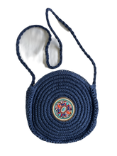 Afbeelding in Gallery-weergave laden, Round Beach Bag Blue, crossbody te dragen, is een leuke strandtas, die met een rits is af te sluiten. Deze strandtas heeft een groot vak met daarin een klein binnenvakje en heeft gekleurde stras steentjes als leuk detail. Is verkrijgbaar in verschillende kleuren: Blauw, Groen, Bruin. Afmetingen : breedte 23cm, hoogte 16cm, diepte 7,5cm