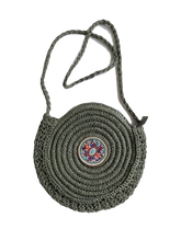 Afbeelding in Gallery-weergave laden, Round Beach Bag Green, crossbody te dragen, is een leuke strandtas, die met een rits is af te sluiten. Deze strandtas heeft een groot vak met daarin een klein binnenvakje en heeft gekleurde stras steentjes als leuk detail. Is verkrijgbaar in verschillende kleuren: Blauw, Groen, Bruin. Afmetingen : breedte 23cm, hoogte 16cm, diepte 7,5cm