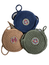 Afbeelding in Gallery-weergave laden, Round Beach Bag, crossbody te dragen, is een leuke strandtas, die met een rits is af te sluiten. Deze strandtas heeft een groot vak met daarin een klein binnenvakje en heeft gekleurde stras steentjes als leuk detail. Is verkrijgbaar in verschillende kleuren: Blauw, Groen, Bruin. Afmetingen : breedte 23cm, hoogte 16cm, diepte 7,5cm
