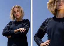 Afbeelding in Gallery-weergave laden, Blauwe Sweater Holy Moly van DAY x fee G, in de kleur navy is een luxe en super comfortabele trui met een geweldige streetstyle- look. De sweater heeft leuke details met stansringen. Prachtige trui van 100% katoen.