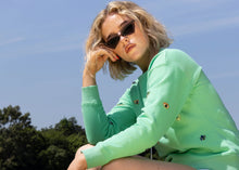 Afbeelding in Gallery-weergave laden, Groene Sweater EYE SEE YOU APPLE GREEN van DAY x fee G, is een luxe en super comfortabele trui met een geweldige streetstyle- look. De sweater heeft leuke details met luxe kralen. Prachtige trui van 100% katoen, is verkrijgbaar in verschillende kleuren: groen en roze.
