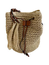 Afbeelding in Gallery-weergave laden, Beige Tas Irene is een mooi exemplaar, type pukkel Bag. Met deze (strand-) tas mag je gezien worden, leuk voor naar het strand of voor op het terras. Tas Irene is verkrijgbaar in verschillende kleuren: Bruin, Beige.