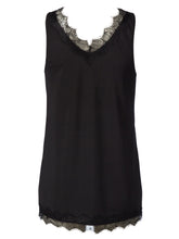 Load image into Gallery viewer, Zwarte Top, Billie Top Lace van Rosemunde is een top met bredere schouderbanden en heeft een ronde hals, bewerkt met prachtig kant. De top is als een mooie basis te dragen en te combineren met een Rosemunde Pullover of te combineren met een colbert.