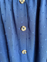 Afbeelding in Gallery-weergave laden, Blauwe Top Dobby heeft een kort mouwtje met een strikje, wat een leuk detail is. De top heeft een ronde hals, een rij knoopjes en heeft aan de onderzijde een elastische band met ruffles. Top kan zowel op de schouder als off-shoulder gedragen worden en is verkrijgbaar in verschillende kleuren. Kleur : Blauw, Geel, Wit