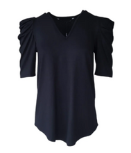 Afbeelding in Gallery-weergave laden, Donkerblauwe Top van CdlC, Top Puffy Navy Blauw heeft een V-hals een 1/2 mouw en pofmouw.