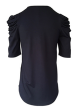 Afbeelding in Gallery-weergave laden, Donkerblauwe Top van CdlC, Top Puffy Navy Blauw heeft een V-hals een 1/2 mouw en pofmouw.