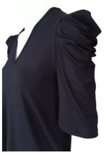 Afbeelding in Gallery-weergave laden, Donkerblauwe Top van CdlC, Top Puffy Navy Blauw heeft een V-hals een 1/2 mouw en pofmouw.