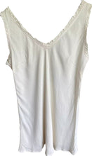 Load image into Gallery viewer, Top Seta is een Ideale top met V-hals en ruches, klokkend model, mooie stof. Gemakkelijk te combineren met een spijkerbroek of een nette broek, pak of rok. Deze top mag niet ontbreken in jouw garderobe en is verkrijgbaar in verschillende kleuren.