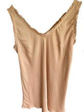 Load image into Gallery viewer, Camel Top Seta met V-hals en Ruches