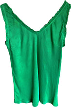 Afbeelding in Gallery-weergave laden, Groene Top Seta met V-hals en Ruches, klokkend model, mooie stof.