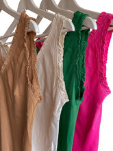 Load image into Gallery viewer, Top Seta is een Ideale top met V-hals en ruches, klokkend model, mooie stof. Gemakkelijk te combineren met een spijkerbroek of een nette broek, pak of rok. Deze top mag niet ontbreken in jouw garderobe en is verkrijgbaar in verschillende kleuren.