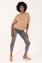 Load image into Gallery viewer, Trui Babe is een gebreide trui met korte mouwen. De trui is verkrijgbaar in één maat, draagbaar voor maat S/M/L. En is verkrijgbaar in verschillende kleuren: beige, lila.