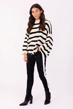 Afbeelding in Gallery-weergave laden, Gestreepte trui, grof gebreide gestreepte trui, wijder model, met als leuk detail goudkleurige knopen op weerszijde schouders en de trui heeft een ronde hals. Deze trui is verkrijgbaar in verschillende kleuren: groen/ecru, camel/ecru, zwart/ecru.