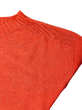 Afbeelding in Gallery-weergave laden, Trui in de kleur Brique is van een viscose mix, een heerlijk zachte stof, een mooie knitwear. Trui heeft een ronde hals en 3/4 mouwen, one size, te dragen als maat S t/m XL. Viscose trui is verkrijgbaar in verschillende kleuren: Camel, Fuchsia, Brique.