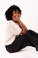 Load image into Gallery viewer, Trui Babe Beige is een gebreide trui met korte mouwen. De trui is verkrijgbaar in één maat, draagbaar voor maat S/M/L. En is verkrijgbaar in verschillende kleuren: beige, lila.