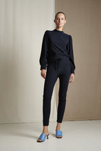 Load image into Gallery viewer, Travelkwaliteit blauwe broek, Pants Annabel/1 is een mooie aansluitende lange broek met striksluiting aan de voorkant en een paspelzak op de achterkant. Broek Annabel heeft steekzakken, welke gesloten kunnen worden met een gedetailleerde rits.