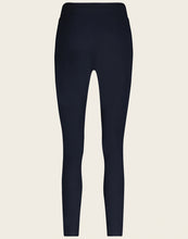 Load image into Gallery viewer, Travelkwaliteit blauwe broek, Pants Annabel/1 is een mooie aansluitende lange broek met striksluiting aan de voorkant en een paspelzak op de achterkant. Broek Annabel heeft steekzakken, welke gesloten kunnen worden met een gedetailleerde rits.