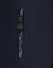 Load image into Gallery viewer, Travelkwaliteit blauwe broek, Pants Annabel/1 is een mooie aansluitende lange broek met striksluiting aan de voorkant en een paspelzak op de achterkant. Broek Annabel heeft steekzakken, welke gesloten kunnen worden met een gedetailleerde rits.