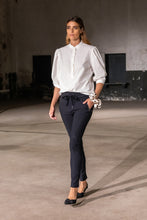 Load image into Gallery viewer, Travelkwaliteit blauwe broek, Pants Annabel/1 is een mooie aansluitende lange broek met striksluiting aan de voorkant en een paspelzak op de achterkant. Broek Annabel heeft steekzakken, welke gesloten kunnen worden met een gedetailleerde rits.