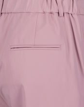 Load image into Gallery viewer, Roze Broek Oslo U2222433LHS van Jane Lushka is een mooie broek uit de collectie van Jane Lushka. Deze broek heeft een nauwsluitende fit, een smalle en kortere pijp en heeft elastiek in de taille. Broek Oslo heeft paspelzakken op de achterkant. De broek is uitgevoerd in de kleur roze, is van de bekende travel kwaliteit en is erg leuk te combineren met de Top Asha van Jane Lushka in dezelfde kleur. Hiermee kun je de look creëren van een jumpsuit, maar is natuurlijk ook los van elkaar te dragen.