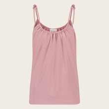 Afbeelding in Gallery-weergave laden, Roze Top Asha U62221020 is een tijdloze top uit de collectie van Jane Luskha, heeft een ronde hals en spaghetti banden. De top is uitgevoerd in de kleur roze, is van de bekende travel kwaliteit en valt ruim. Top is erg leuk te combineren met de broek Oslo van Jane Lushka in dezelfde kleur. Hiermee kun je de look creëren van een jumpsuit, maar is natuurlijk ook los van elkaar te dragen.