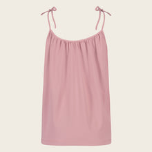 Afbeelding in Gallery-weergave laden, Roze Top Asha U62221020 is een tijdloze top uit de collectie van Jane Luskha, heeft een ronde hals en spaghetti banden. De top is uitgevoerd in de kleur roze, is van de bekende travel kwaliteit en valt ruim. Top is erg leuk te combineren met de broek Oslo van Jane Lushka in dezelfde kleur. Hiermee kun je de look creëren van een jumpsuit, maar is natuurlijk ook los van elkaar te dragen.