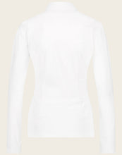 Load image into Gallery viewer, Jane Lushka Kikkie, witte blouse Kikkie is een getailleerde blouse uit de basis collectie van Jane Luskha, heeft 3/4 lange mouwen, witte knoopjes en een kraag. Deze stijlvolle blouse is ook ontzettend mooi om te dragen onder een pak. De blouse is uitgevoerd in het wit en is van de bekende travel kwaliteit.