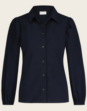 Load image into Gallery viewer, Blauwe blouse Ivy van Jane Lushka heeft een kraag, knoopjes aan de voorkant en de inzet van de mouw geeft het effect van een subtiele pofmouw. Blouse heeft een regular fit, een heel licht getailleerde pasvorm. Onderaan de mouw zit elastiek, als mooi detail.