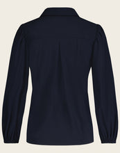 Load image into Gallery viewer, Blauwe blouse Ivy van Jane Lushka heeft een kraag, knoopjes aan de voorkant en de inzet van de mouw geeft het effect van een subtiele pofmouw. Blouse heeft een regular fit, een heel licht getailleerde pasvorm. Onderaan de mouw zit elastiek, als mooi detail.