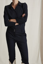 Load image into Gallery viewer, Blouse Ivy van Jane Lushka heeft een kraag, knoopjes aan de voorkant en de inzet van de mouw geeft het effect van een subtiele pofmouw. Blouse heeft een regular fit, een heel licht getailleerde pasvorm. Onderaan de mouw zit elastiek, als mooi detail.